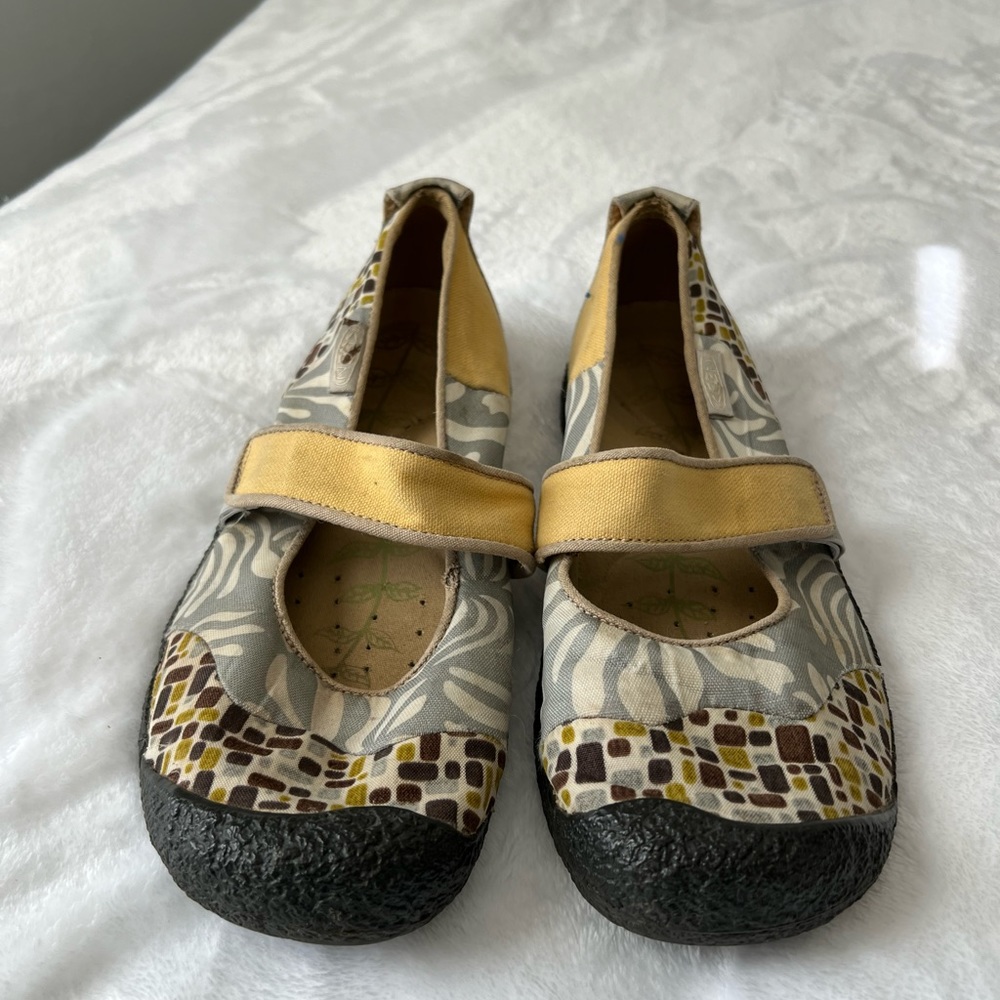 Keen, women’s size 10, multi-colored. 
Pre-owned, good condition